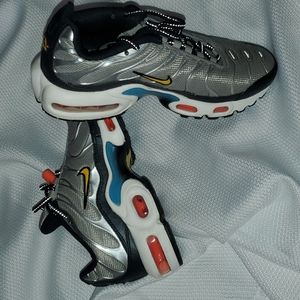 Nike Air Tn sneaker shoes 5.5Y silver w blue and red accents